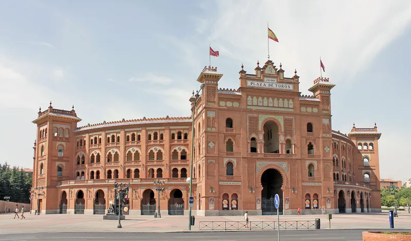 Fachada principal de la plaza de toros de Las Ventas, en Madrid